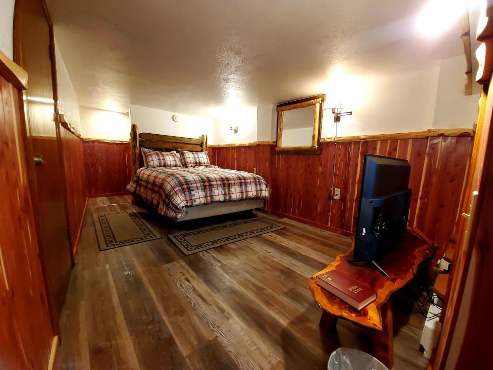 Queen Room interior